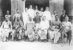 Group photo in front of two columns, two DD in center